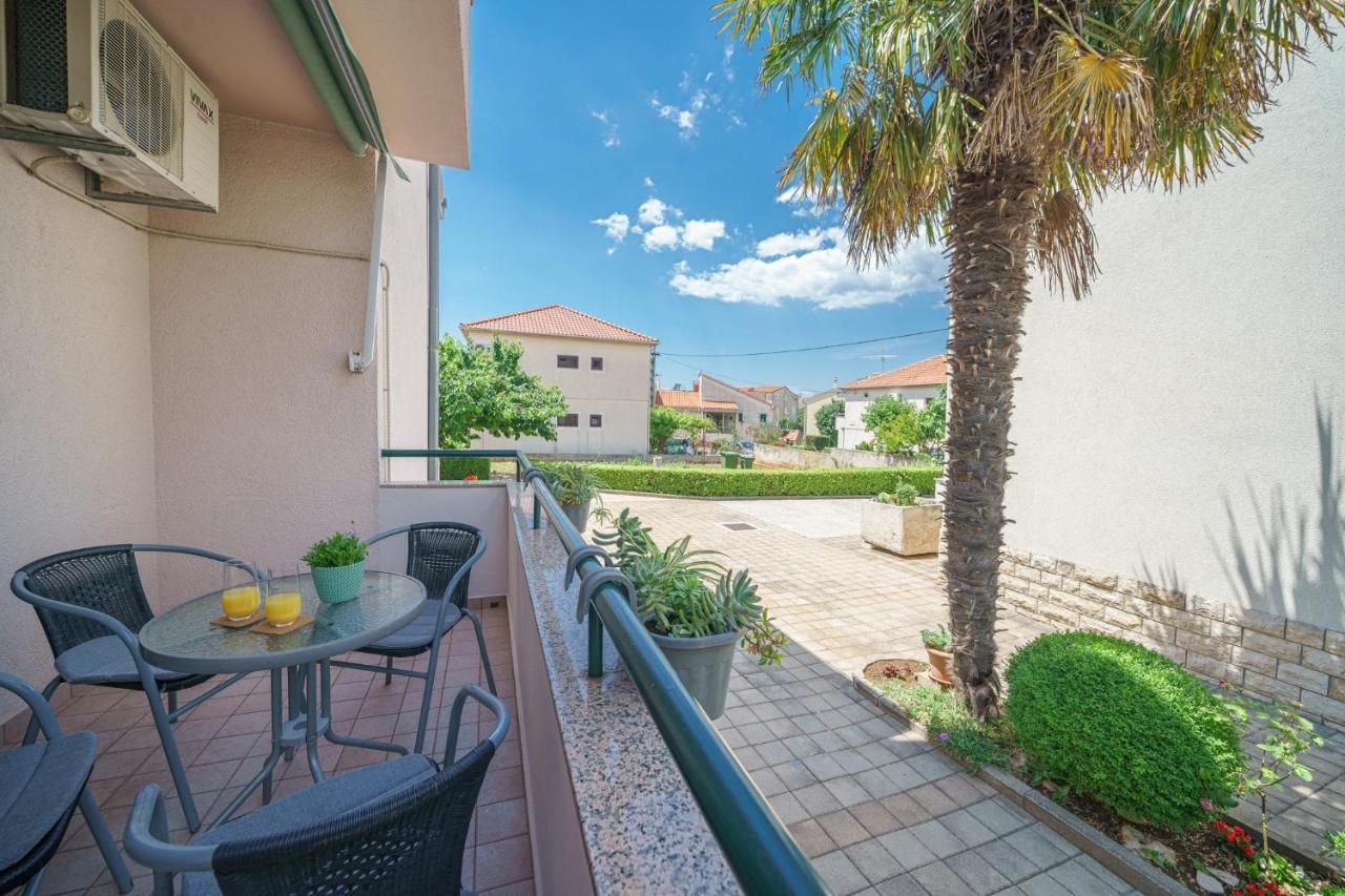 Family Petrov Apartments Vodice Eksteriør bilde
