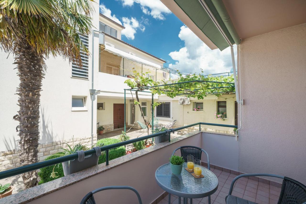Family Petrov Apartments Vodice Eksteriør bilde