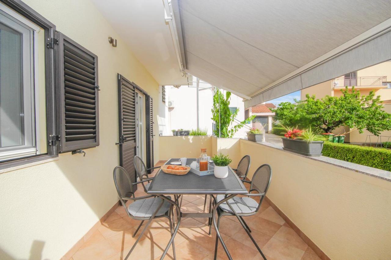Family Petrov Apartments Vodice Eksteriør bilde