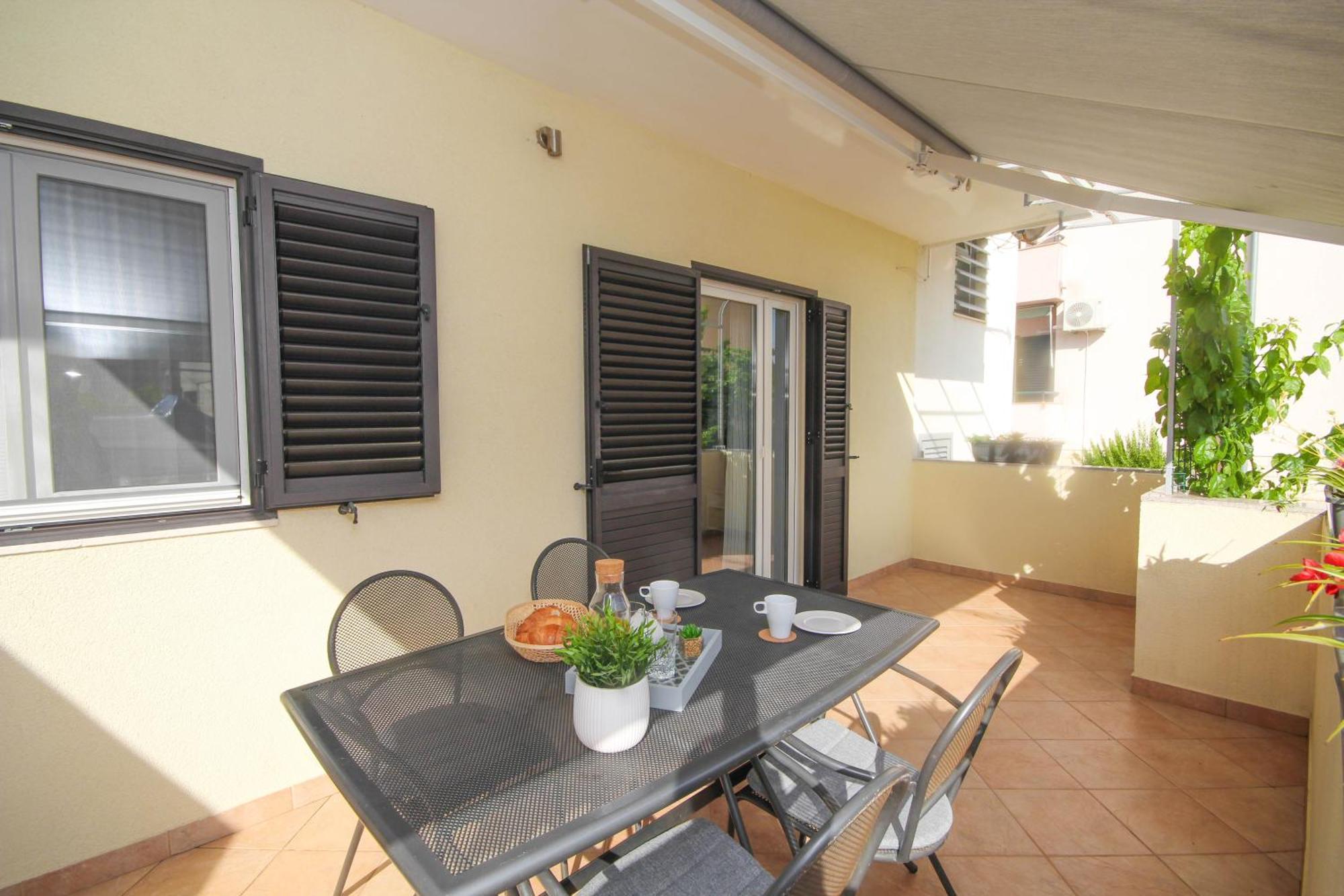 Family Petrov Apartments Vodice Rom bilde