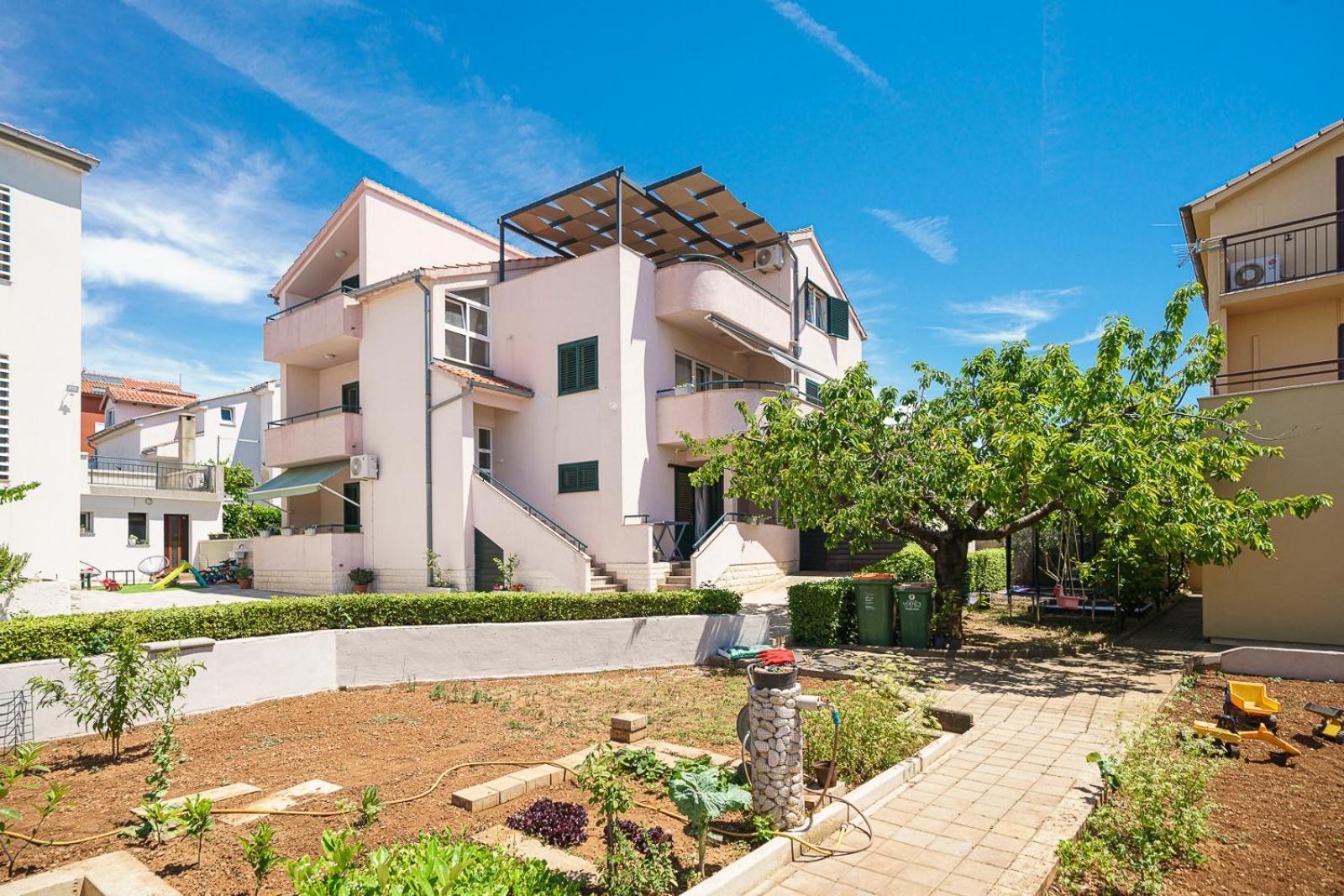 Family Petrov Apartments Vodice Eksteriør bilde