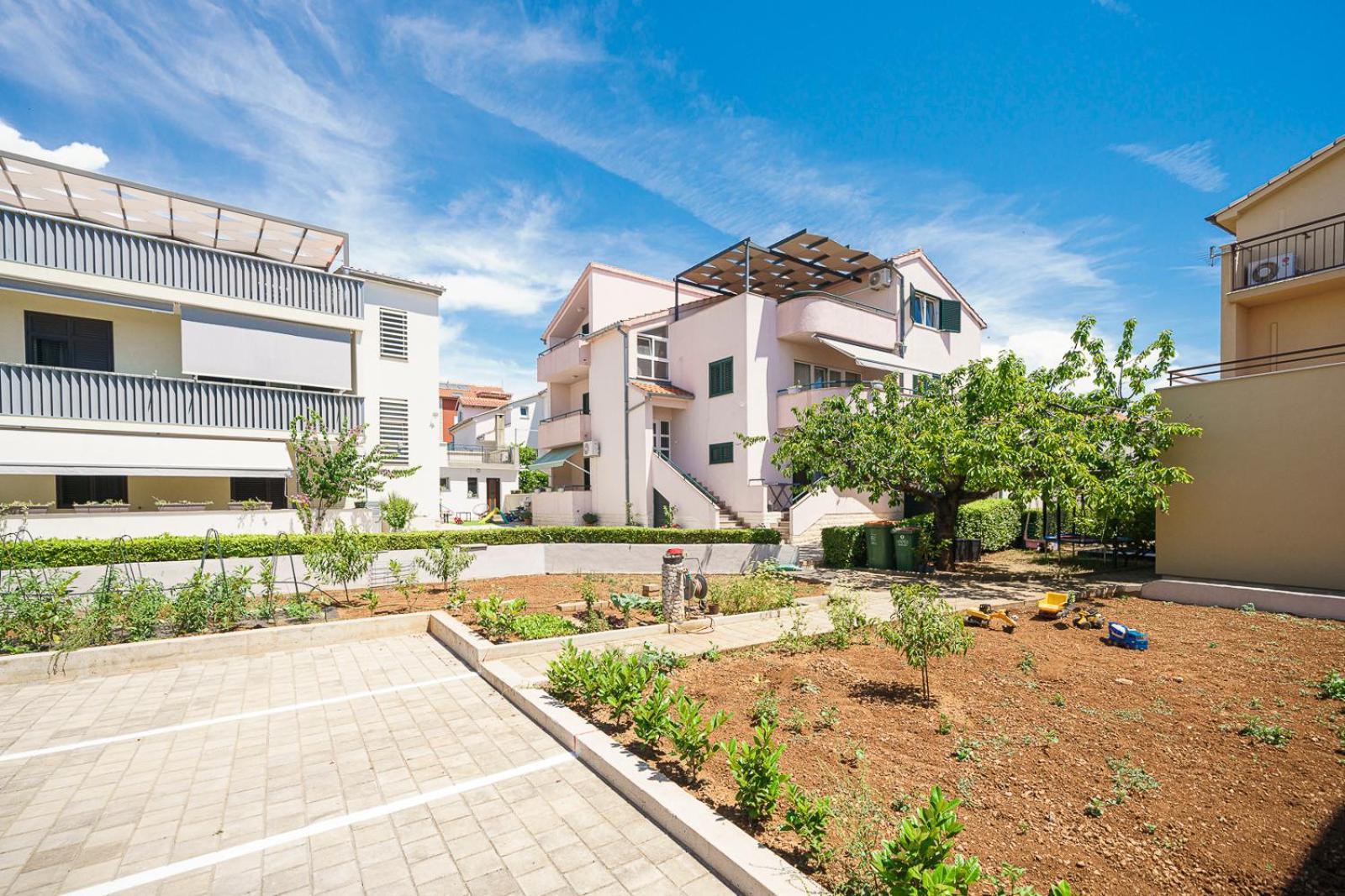 Family Petrov Apartments Vodice Eksteriør bilde